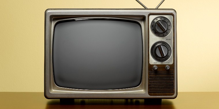 Khách hàng lo ngại TV cũ không lắp được đầu truyền hình FPT